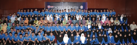 TNC (JIM), Prof. Dr. Ir. Renuganth Varatharajoo bersama pelajar tingkatan empat dari 42 Maktab  Rendah Sains MARA