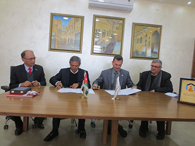 Pertukaran dokumen MoU antara Prof. Dato’ Dr. Mohd Fauzi Ramlan, Naib Canselor UPM dan Prof. Dr. Omar Al-Jarrah, Presiden Arab Amman University dan disaksikan oleh Prof. Datuk Dr. Mad Nasir Shamsuddin, Timbalan Naib Canselor Akademik dan Antarabangsa