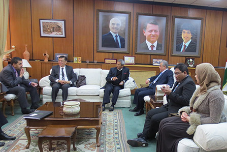 Perbincangan bersama Naib Presiden Yarmouk University, Professor Abdulla Moh'd Al-Jarrah bersama pengurusan tertinggi kedua-dua universiti. Turut menyertaim ialah Pengarah Pendidikan Malaysia Jordan, Prof. Madya Dr. Azidan Abdul Jabar (2 kanan)