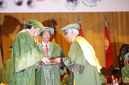 Prof. Emeritus Tan Sri Dr. Zakri Abdul Hamid yang dianugerahkan ijazah kehormat Doktor Sains