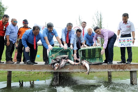 Pengarah TPU, UPM, Prof. Dr. Japar Sidik Bujang (enam dari kanan) bersama Penolong Pengarah Kumpulan Utusan, Datuk Hassan Mohd Noor (lima dari kiri) dan Timbalan Pengarah CoSComm, Prof. Madya Ir. Dr. Abd. Rahim Abu Talib (lima dari kanan)